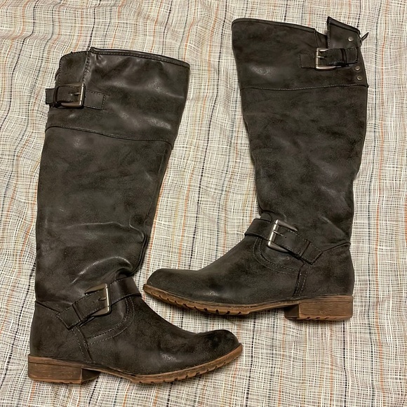 Madden Girl Shoes - EUC Madden Girl stressed faux leather grey with back zipper and details. Size 9